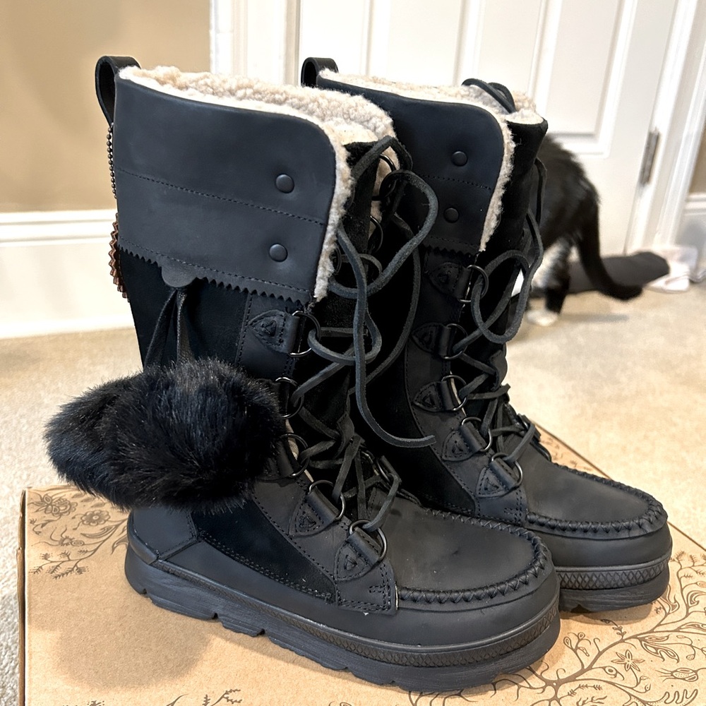 NIB Manitobah Mukluks  US Size 6